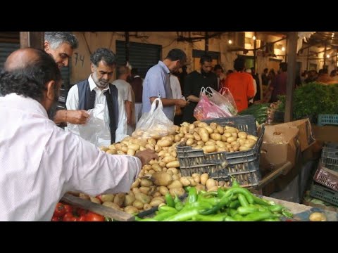 شاهدالليبيون يقبلون على التسوق لشهر رمضان