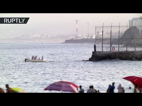 شاهد مغربيات عالقات في سبتة الإسبانية يصلن بلدهن سباحة