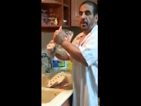 شاهد رجل سعودي يغسل الصحون لزوجته