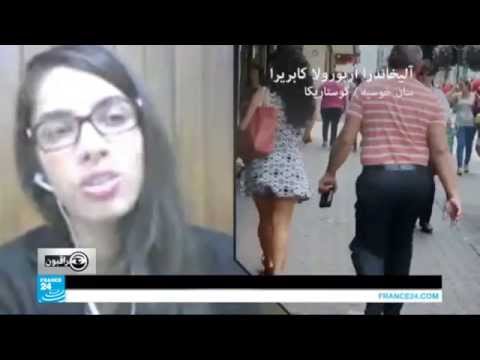 شاهد رجل يصور فتاة من أسفل ملابسها