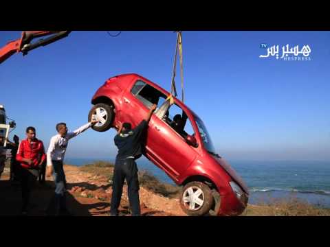 إنقاذ سيارة انقلبت على أحد شواطئ  في المغرب